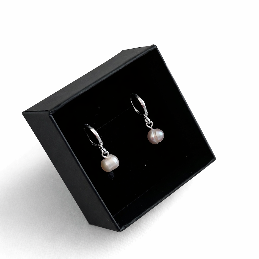 Milán Pearl Huggie Hoops