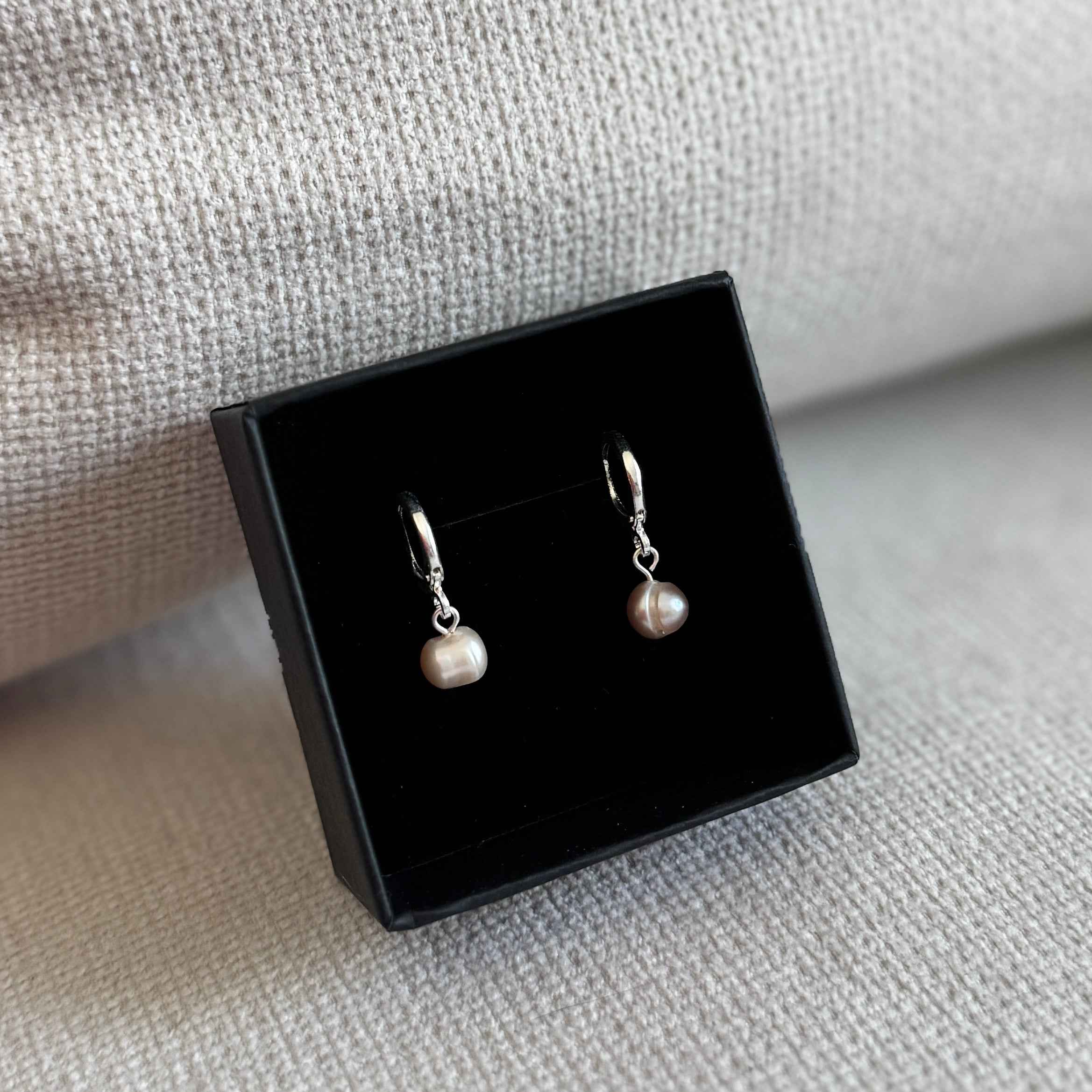 Milán Pearl Huggie Hoops