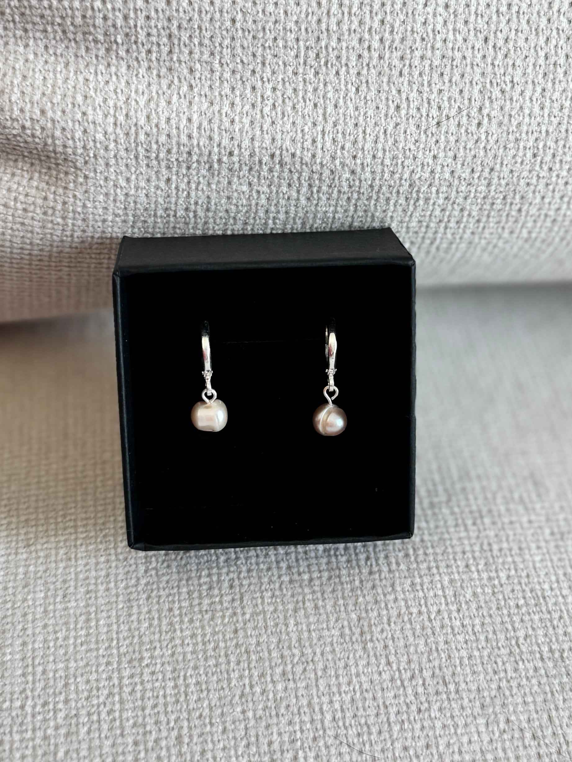 Milán Pearl Huggie Hoops