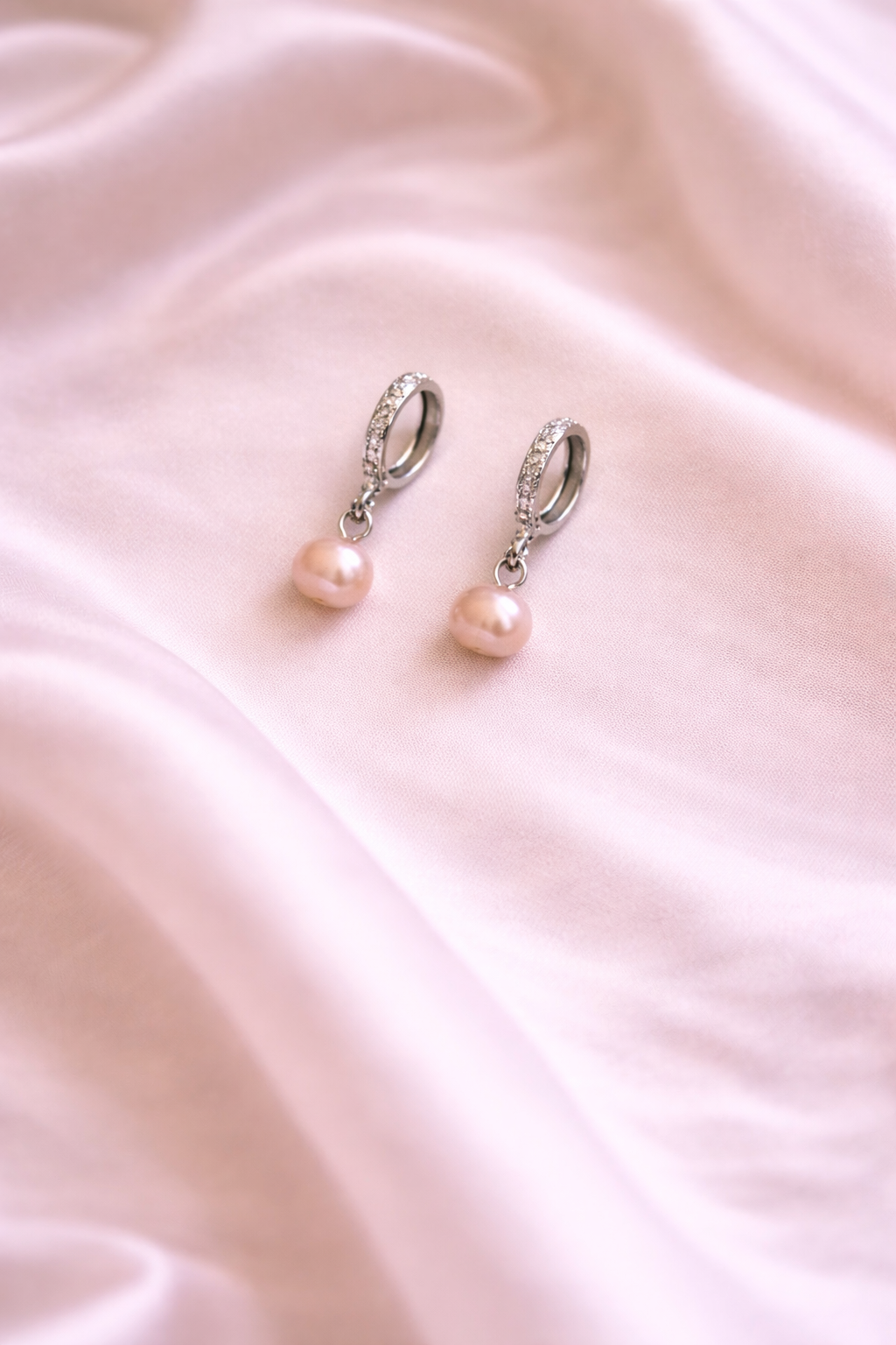 Milán Pearl Huggie Hoops