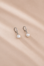 Milán Pearl Huggie Hoops
