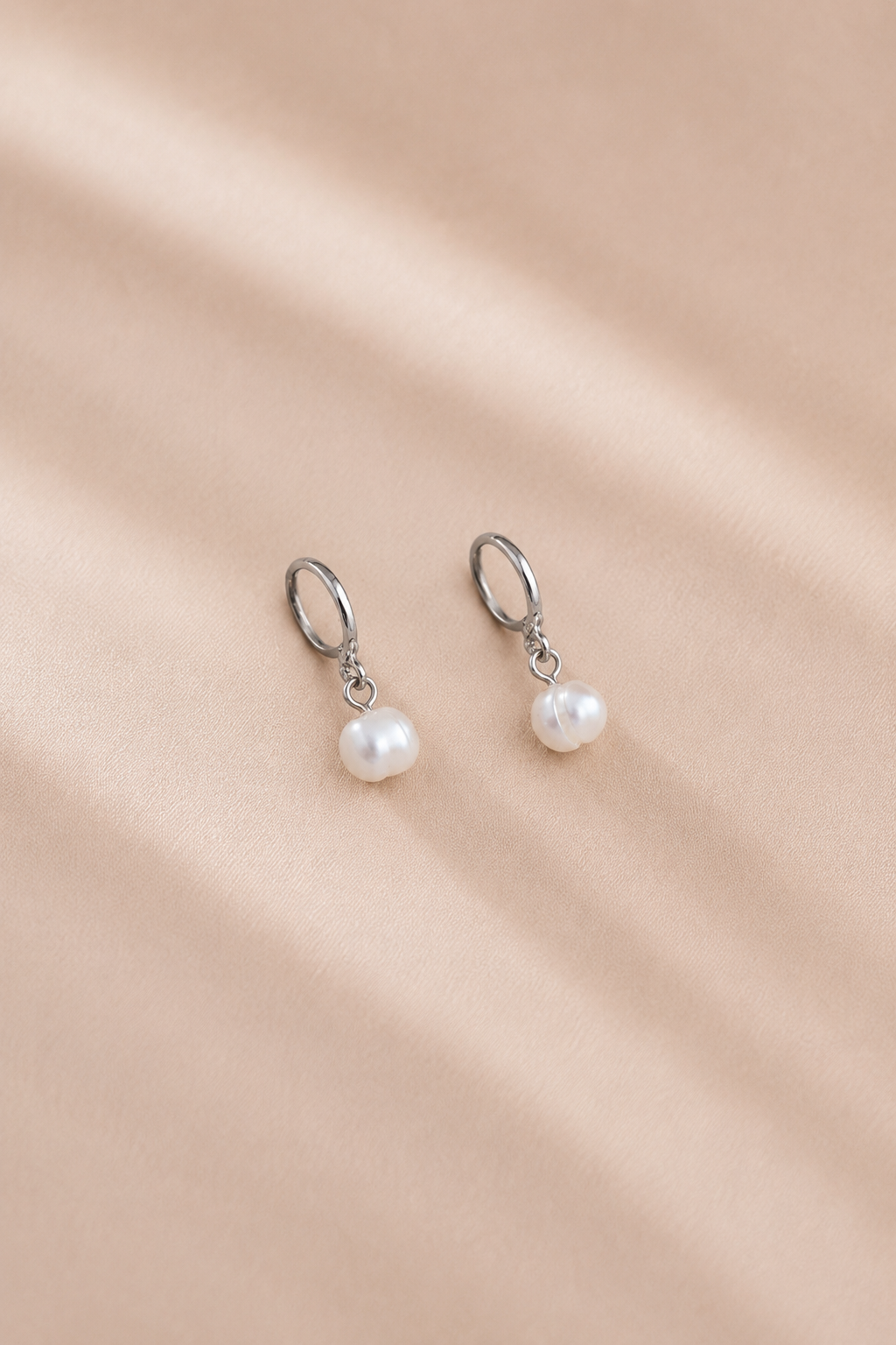 Milán Pearl Huggie Hoops