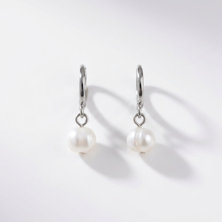 Milán Pearl Huggie Hoops
