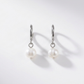 Milán Pearl Huggie Hoops
